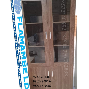 armario de madeira com porta de vidro